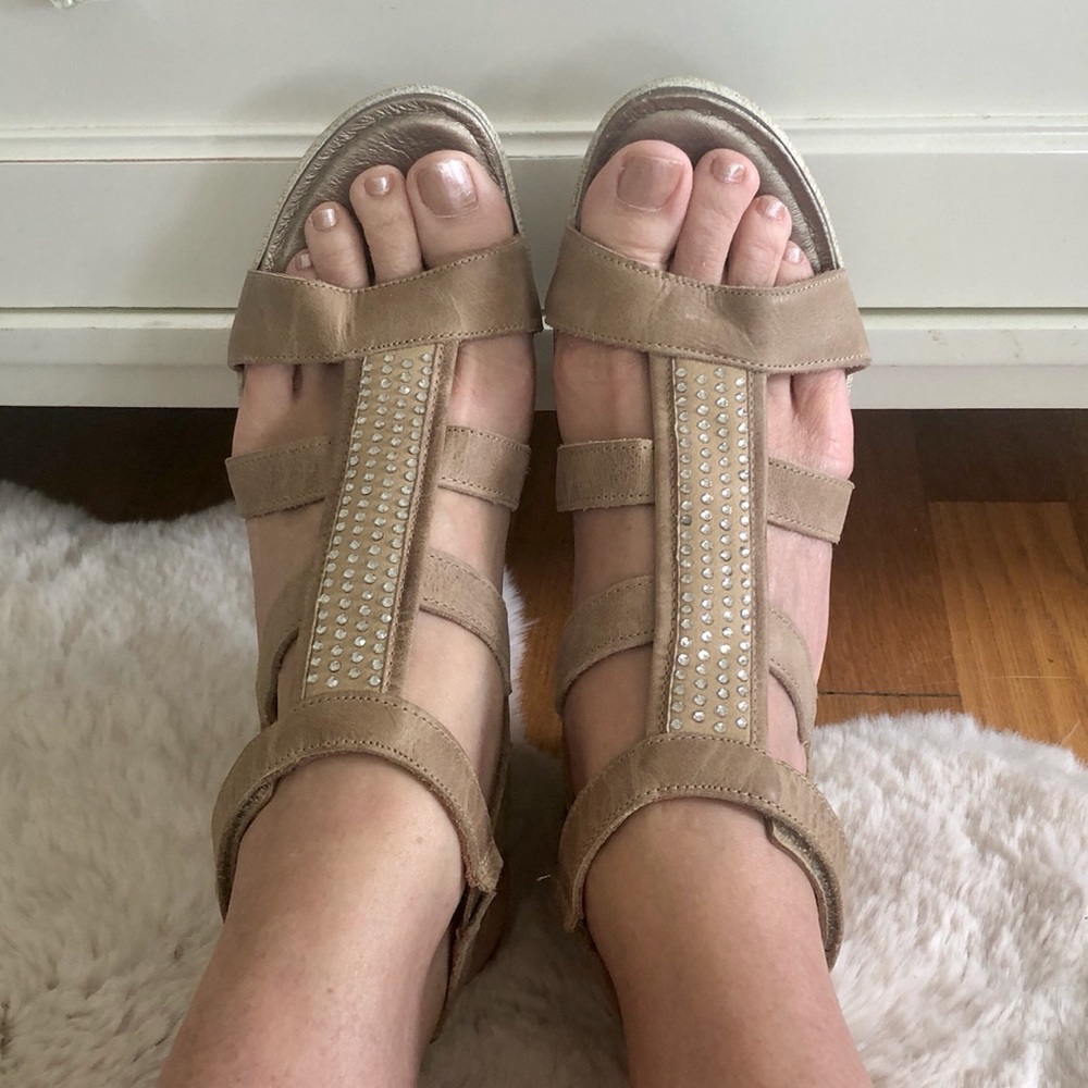 Naot Mystery wedge sandal with rhinestone accents and gladiator look. Size 39